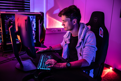 Creator em setup gamer com iluminação roxa