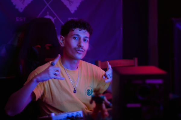Creator apontando para a câmera