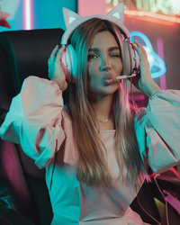 Creator com headset de orelhas de gato
