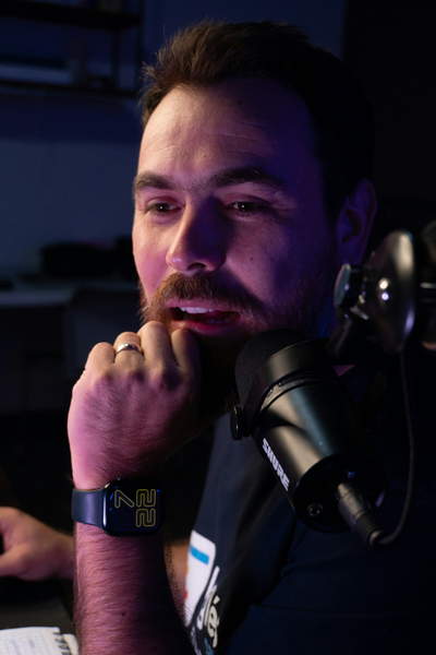 Creator gravando podcast